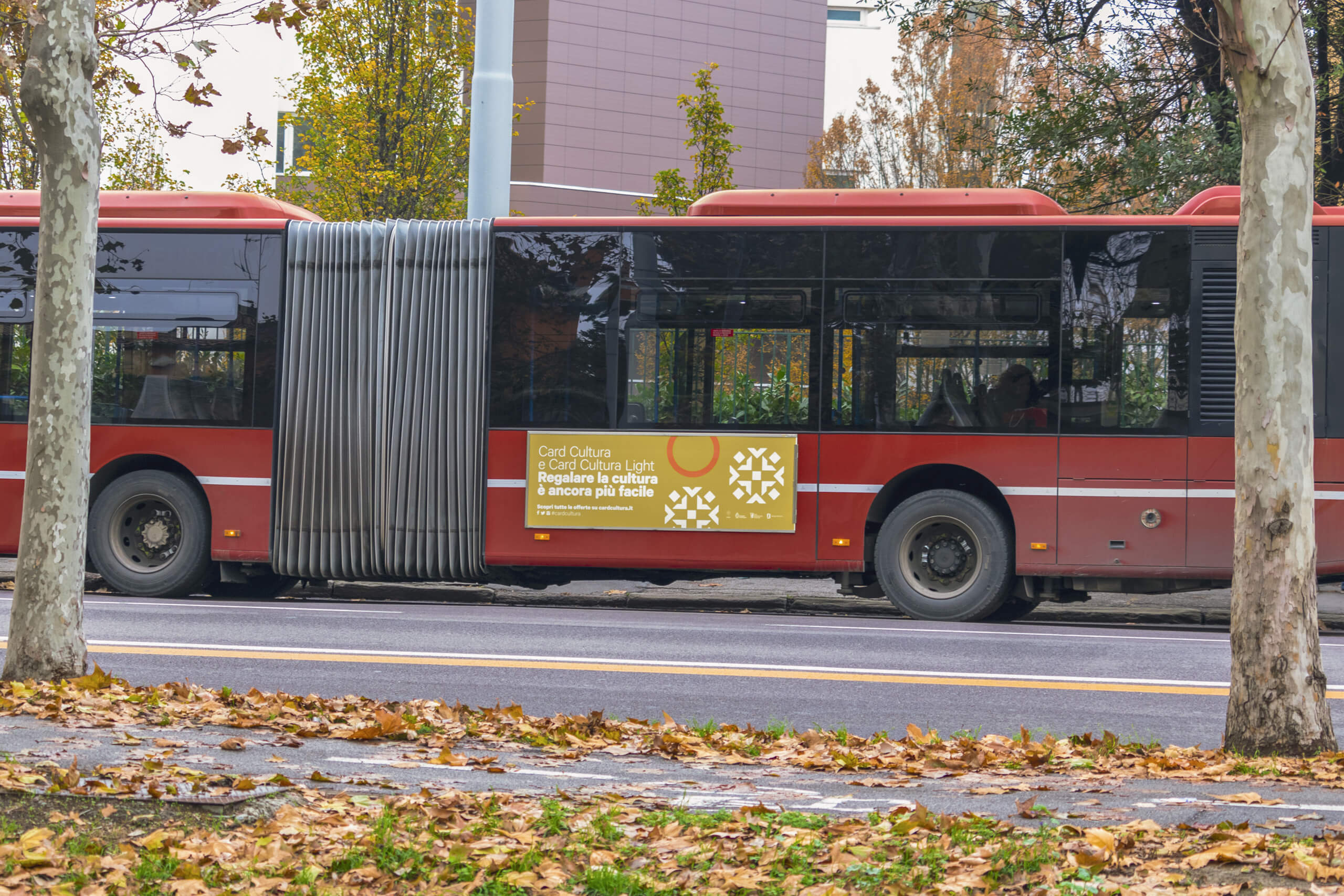 Pubblicità sulla fiancata di un autobus di Bologna