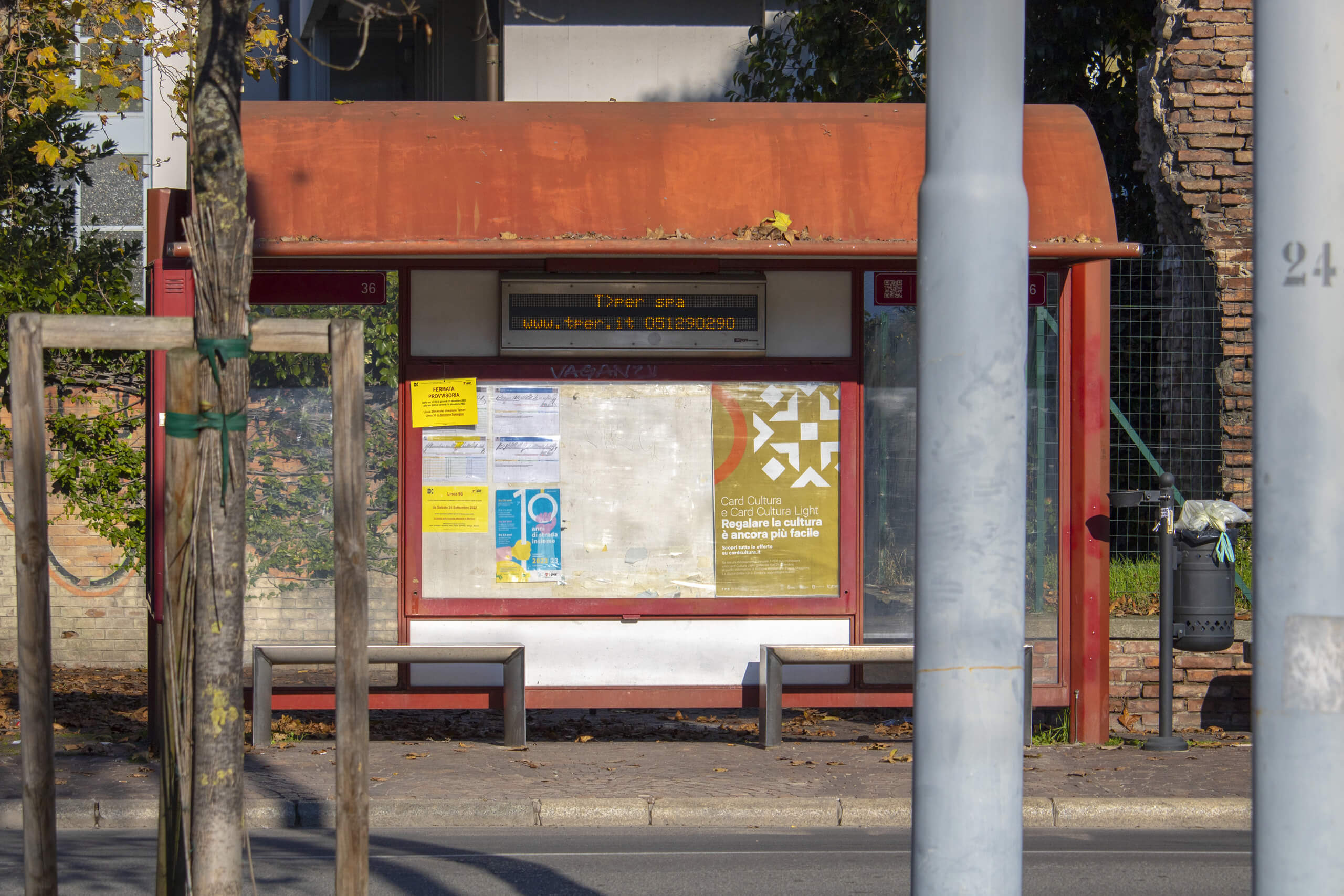 Manifesto in una fermata degli autobus di Bologna