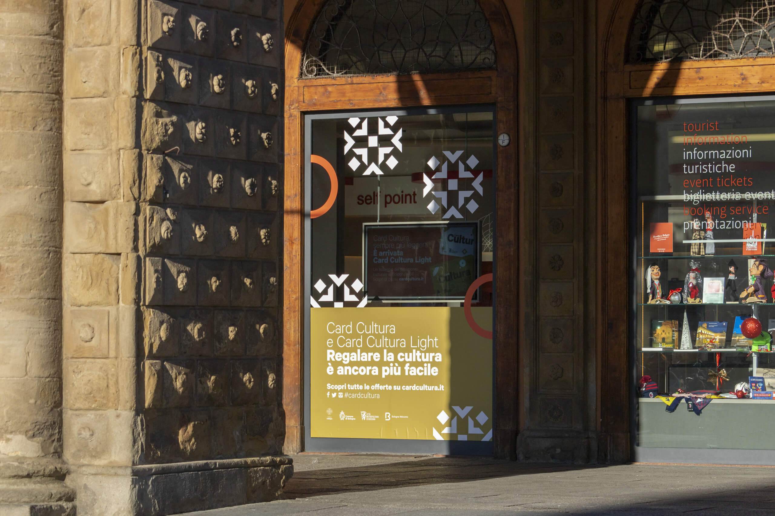 Vetrofania nell'Info Point in Piazza Maggiore