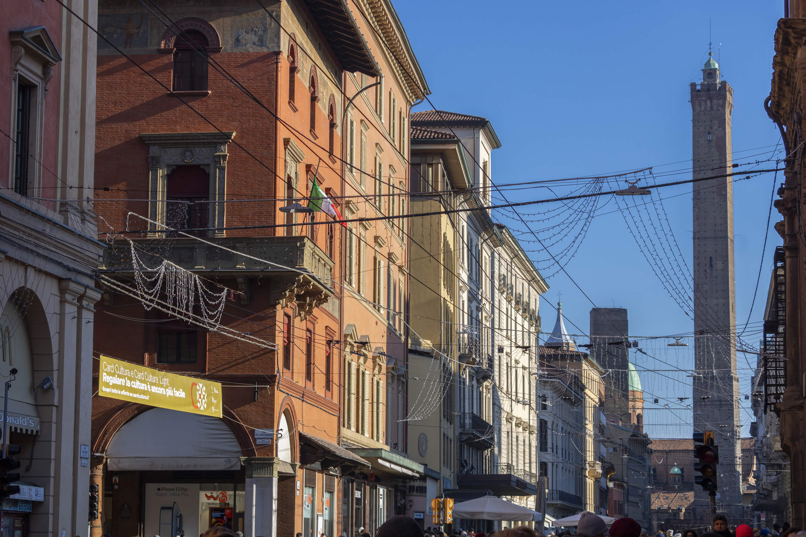 Striscione in Via Indipendenza davanti alle Due Torri di Bologna