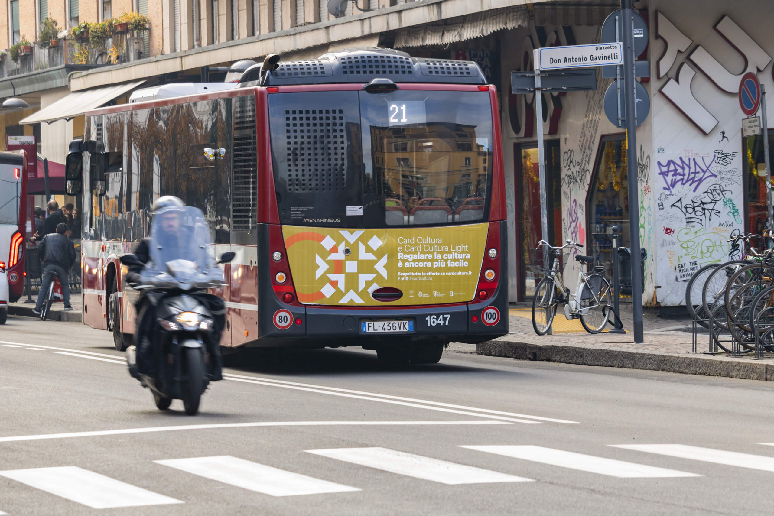 Pubblicità sul retro di un autobus di Bologna